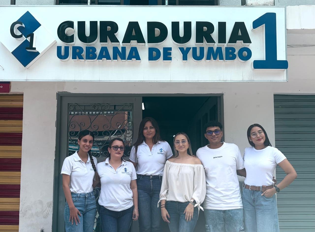 Equipo de la Curaduría Urbana N.° 1 de Yumbo frente a la sede del despacho